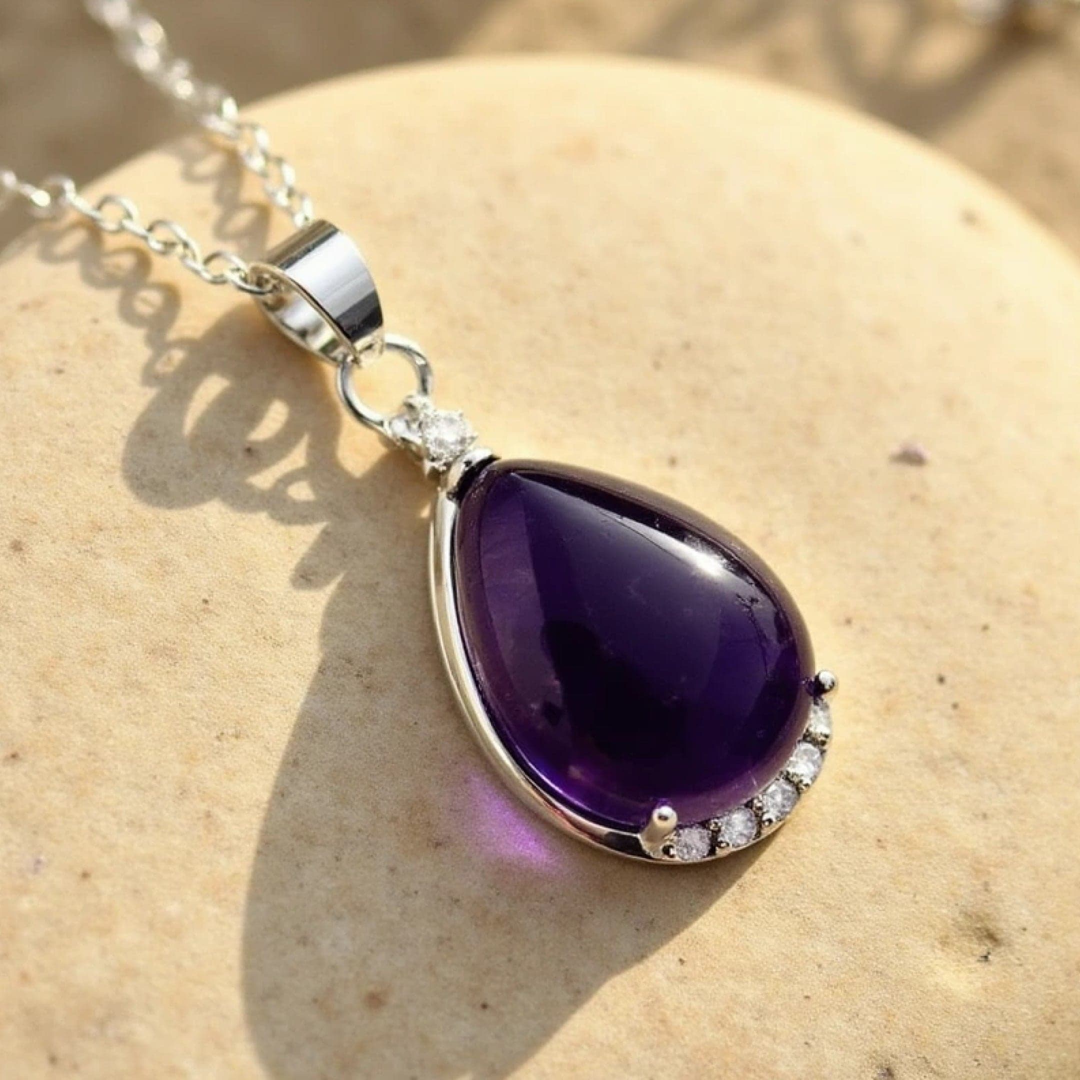 Wisiorek w kształcie kropli z ametystu